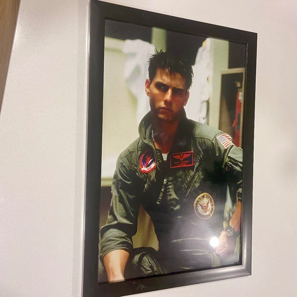 Tom Gun ./ Tom Cruise Hanging Picture